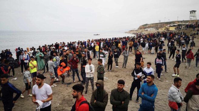 Ceuta registra 180 incidentes, suspende la campaña de vacunación y aún hay "miles" esperando a cruzar