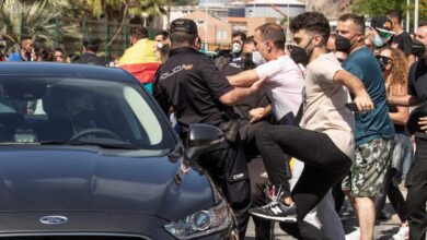 Tensión e insultos en el recibimiento a Sánchez en Ceuta