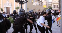 La Policía carga contra los manifestantes en Ceuta.