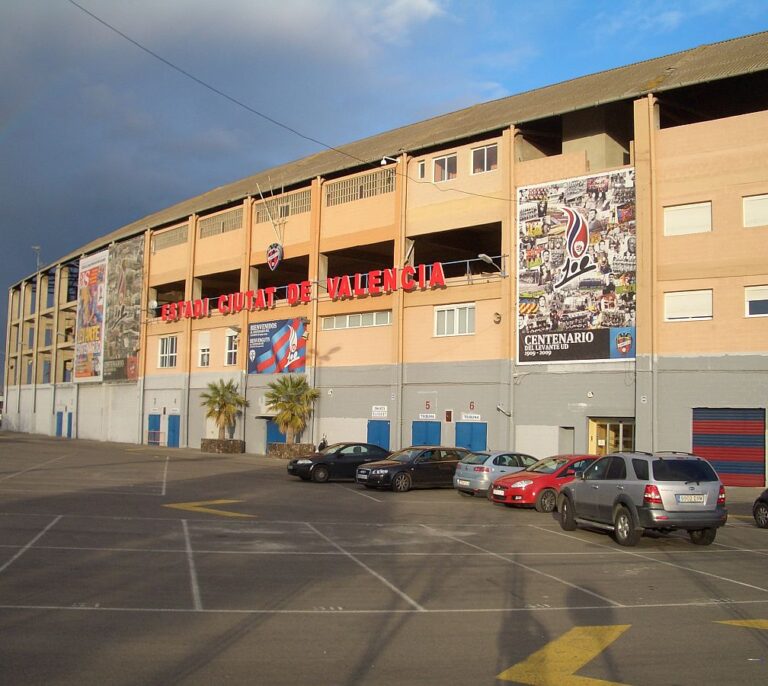 Histórica convocatoria de oposiciones en el estadio del Levante en Valencia