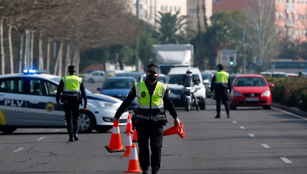 Policías despliegan un control para evitar las entradas y salidas a Valencia