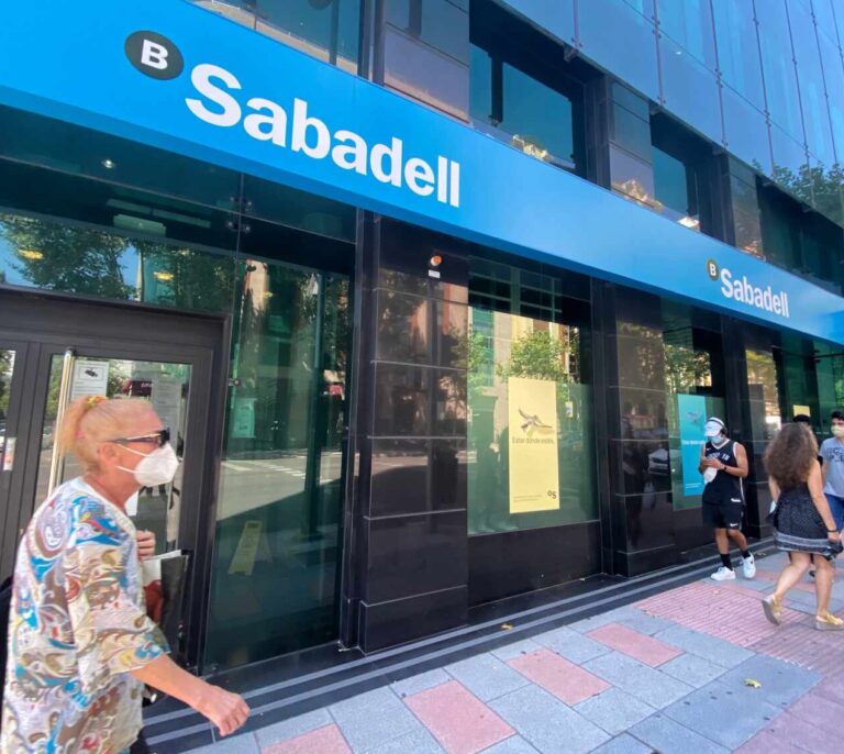 Sabadell reduce las salidas propuestas en el ERE a 1.605