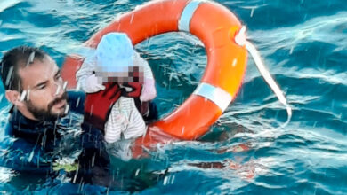 Las imágenes de la Guardia Civil rescatando a bebés y niños en Ceuta