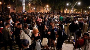 Desalojan a 6.500 personas en Barcelona en la primera noche sin estado de alarma