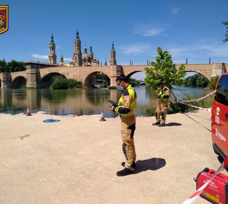 Los bomberos buscan a un menor desaparecido en el río Ebro en Zaragoza