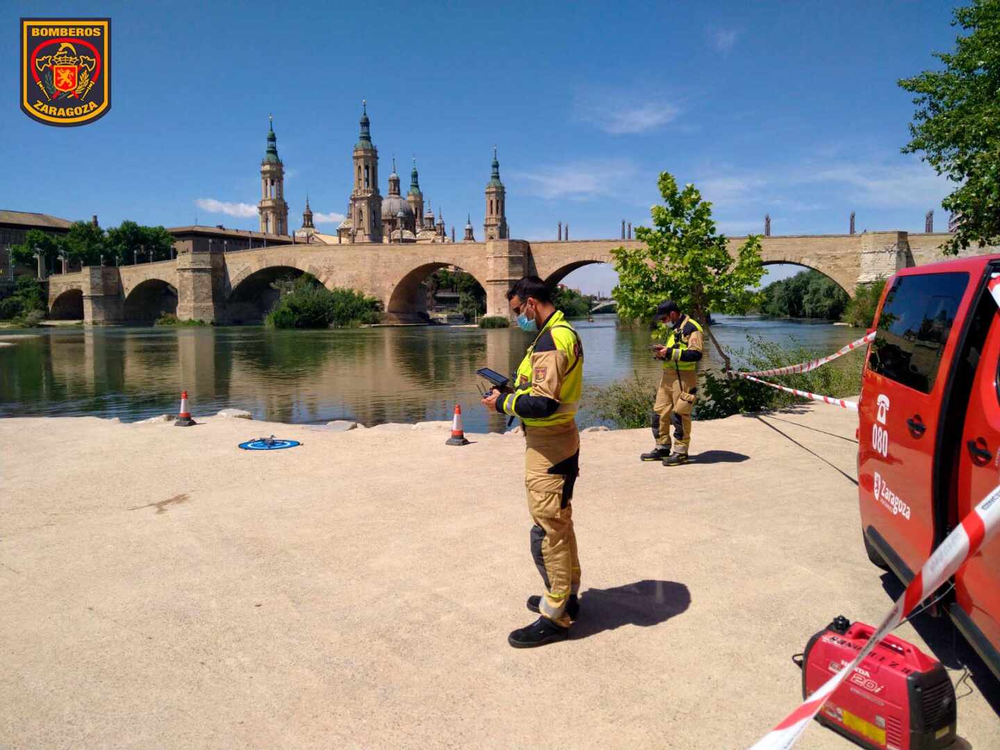 Bomberos buscan a un joven desaparecido en el río Ebro en Zaragoza.