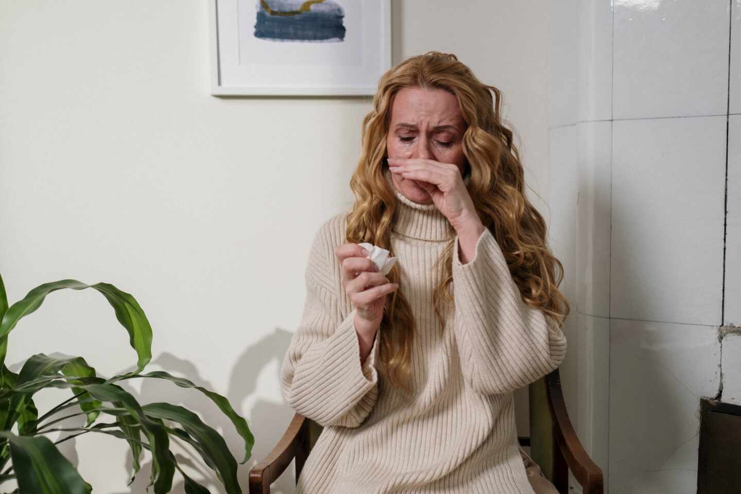 Mujer con conjuntivitis alergica