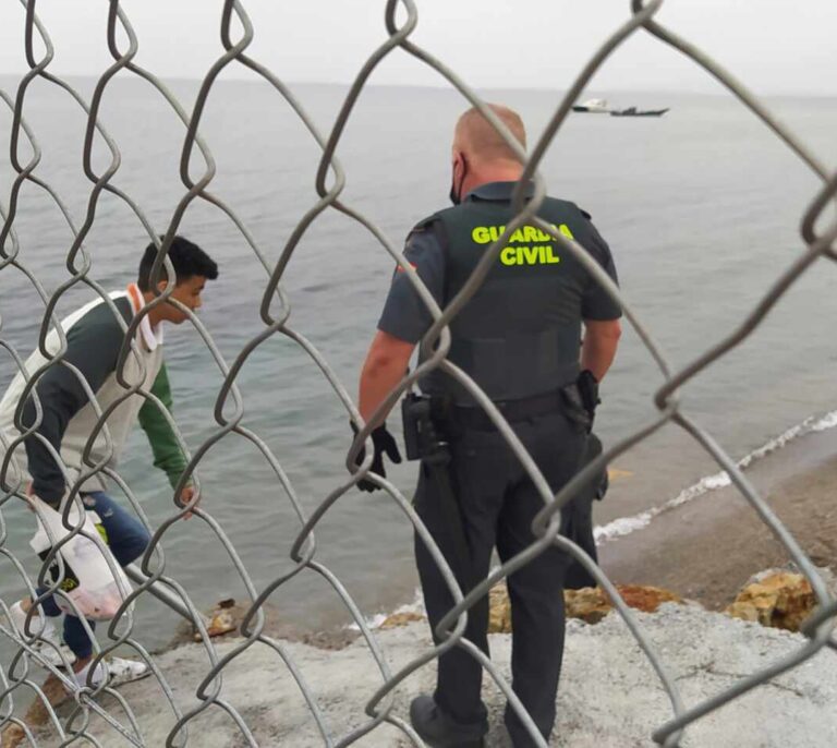 Una patrulla de la Policía salva la vida a un joven inmigrante marroquí que intentó ahorcarse en una calle de Ceuta