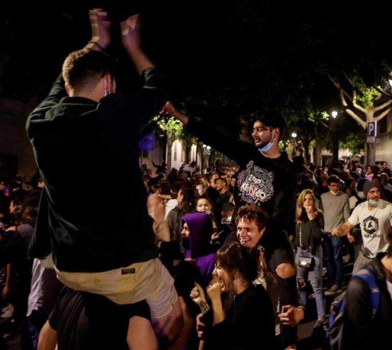 Primer fin de semana sin estado de alarma: 1.250 multas por botellón y mascarillas entre Madrid y Barcelona