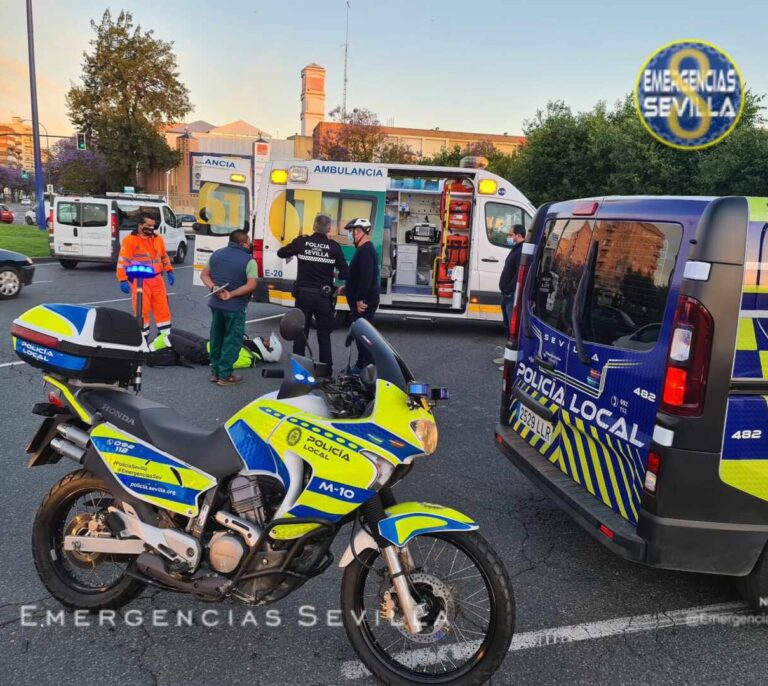 Herido grave un motorista de 48 años tras colisionar con un turismo en Sevilla