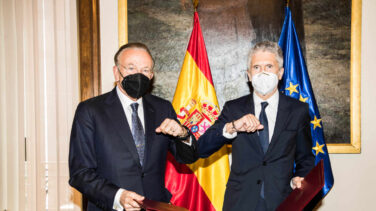 El ministro del Interior y el presidente de la Fundación ”la Caixa”, Isidro Fainé, firman la continuidad de Reincorpora