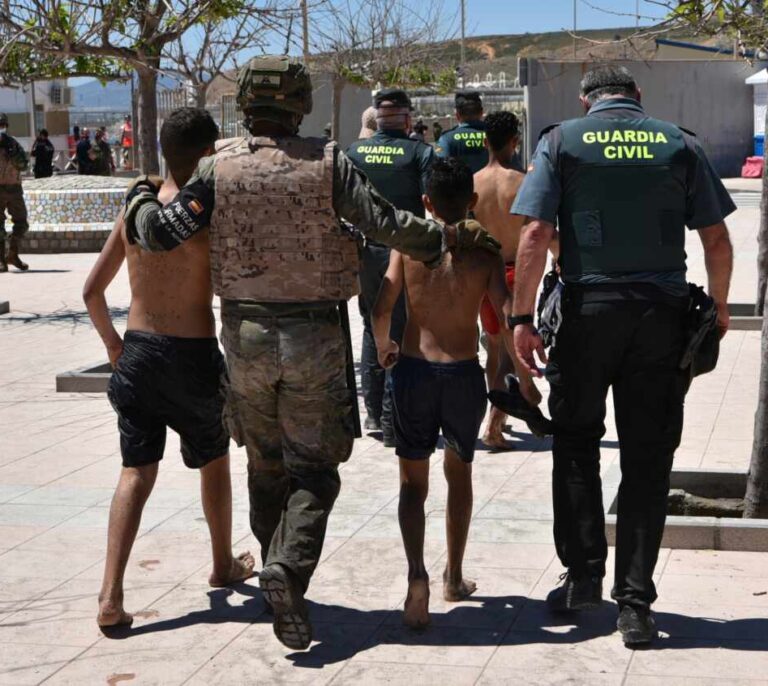 El Gobierno pide a las CCAA que acojan a 200 menores migrantes de Ceuta pero no aclara el reparto