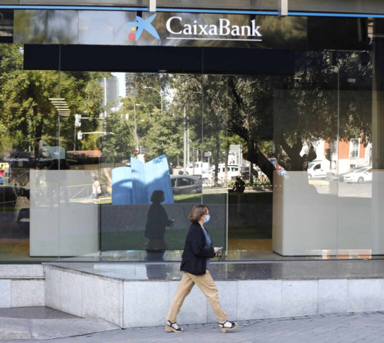 CaixaBank mejora las condiciones para los afectados por el ERE