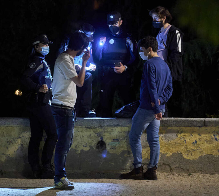 La Policía interpuso más de 1.300 multas por botellón y no usar mascarilla durante el fin de semana en Madrid