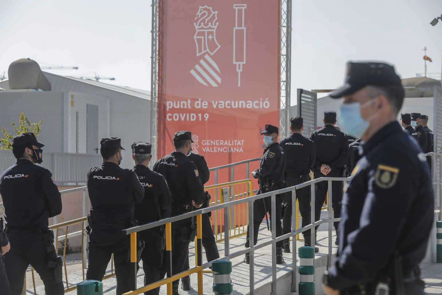 Policías nacionales, aguardando su turno para vacunarse en el Hospital la Fe de Valencia.