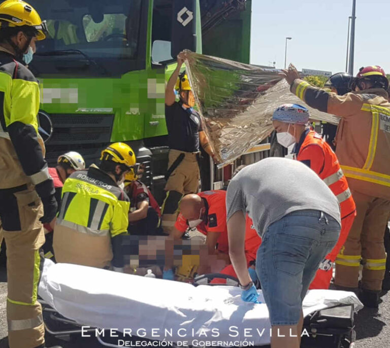 Herido muy grave un varón de 73 años atropellado por un camión en Sevilla