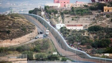 Trece guardias civiles heridos por  la "violencia extrema" sufrida al evitar una entrada masiva en la valla de Melilla