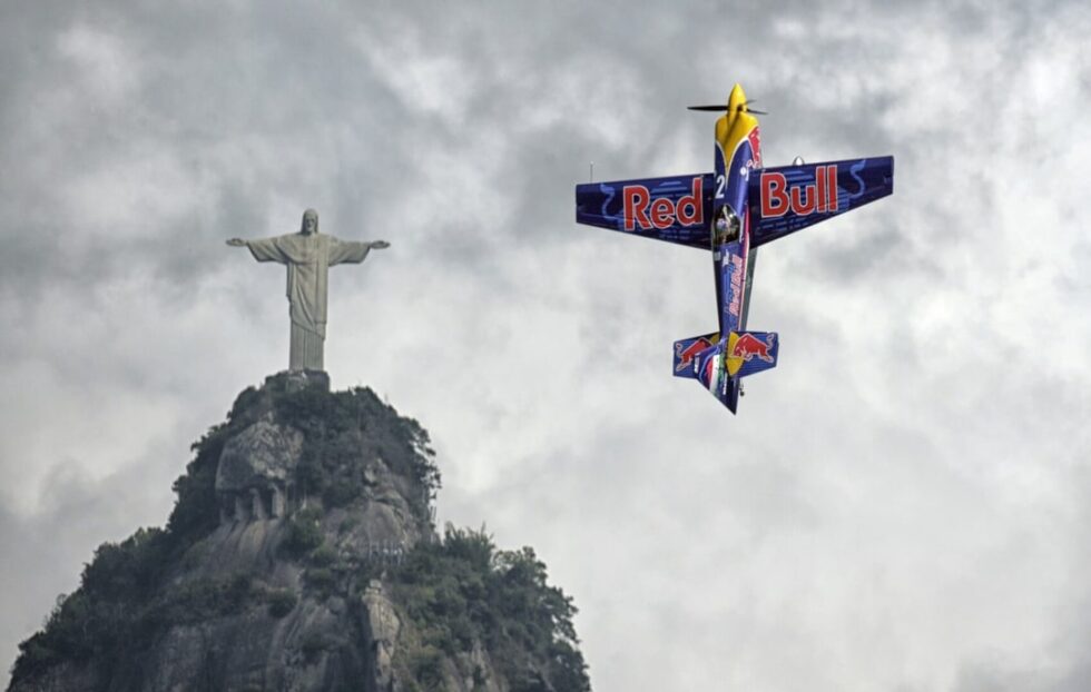 Un piloto coloca su avión en paralelo al Cristo Redentor de Río de Janeiro