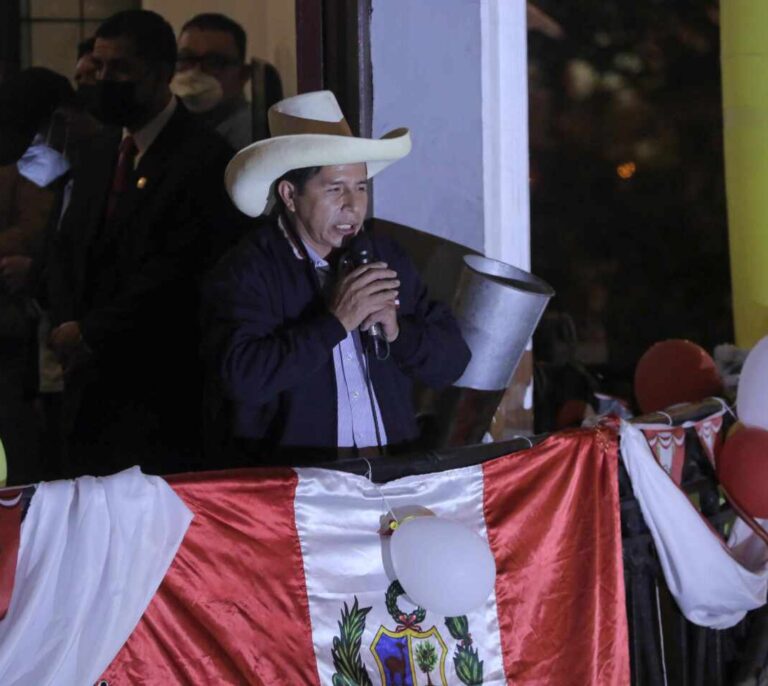 Pedro Castillo se proclama vencedor en Perú tras un agónico recuento