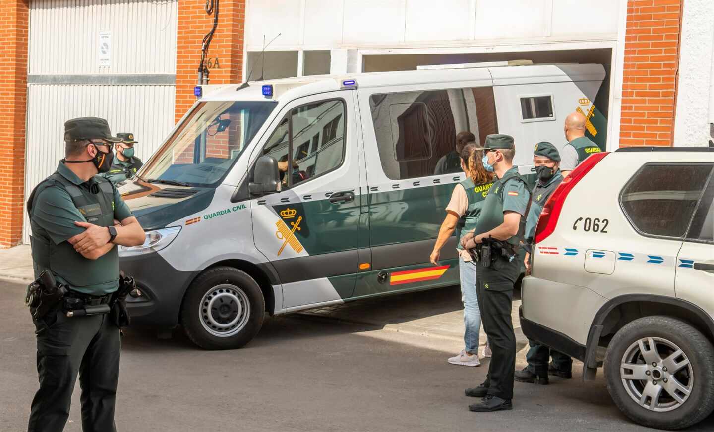 El asesino confeso de Rocío Caíz, en el furgón policial tras un registro.