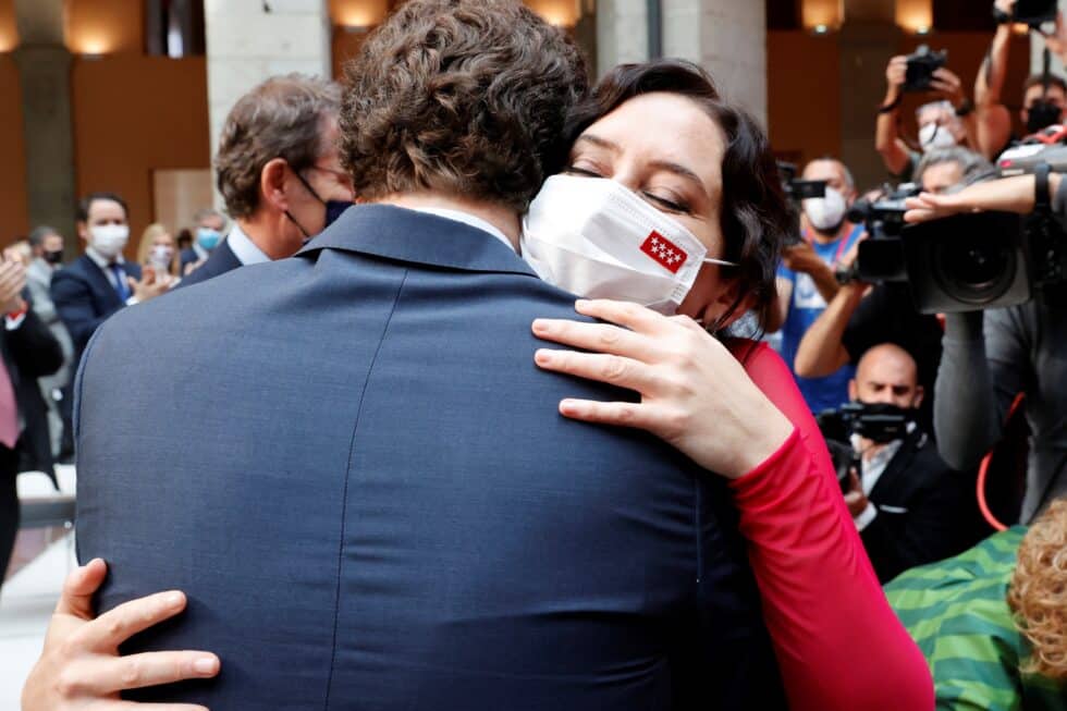 El presidente del Partido Popular, Pablo Casado abraza a la presidenta de la Comunidad de Madrid, Isabel Díaz Ayuso durante su investidura