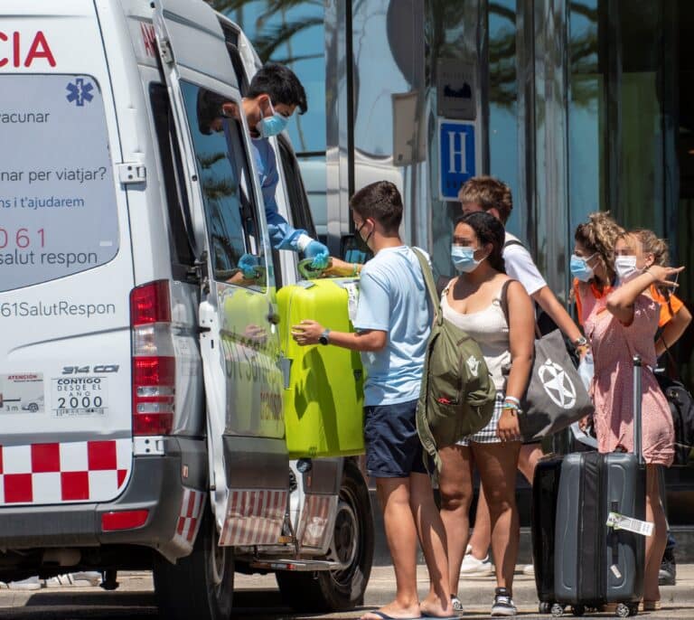 Un total de 33 jóvenes de diferentes CCAA, positivos en Covid en Mallorca tras el 'macrobrote'