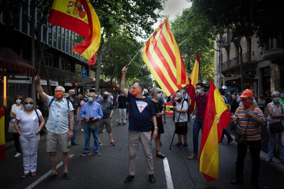 Varias personas con banderas de España y de Cataluña, durante una concentración convocada por el partido político Ciudadanos, acompañados por el PP de Cataluña contra los indultos