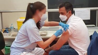 Sánchez recibe la primera dosis de la vacuna en el Hospital Puerta de Hierro