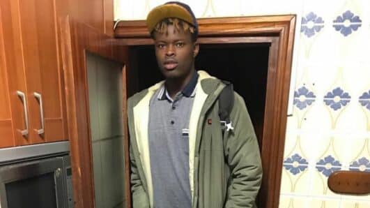 Mouhammad Fadal Diouf, el joven senegalés que ha salvado a una persona en la ría de Bilbao posa en su casa.