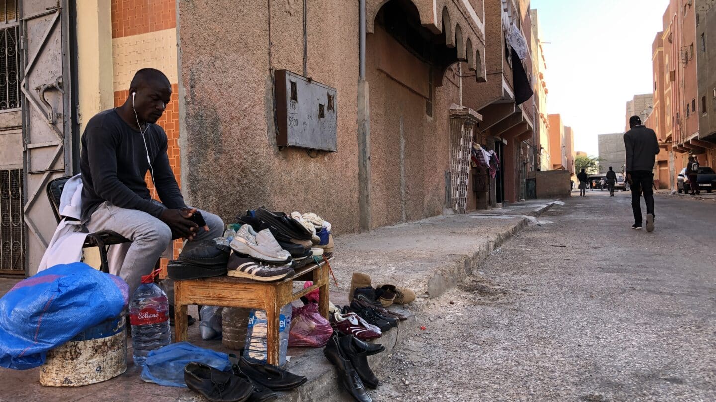 Un vendedor subsahariano en la ciudad de El Aaiun, en el Sáhara Occidental ocupado por Marruecos