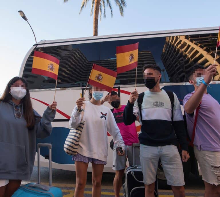 Salen 170 estudiantes del hotel covid de Palma: "Soy libre, qué consuelo"