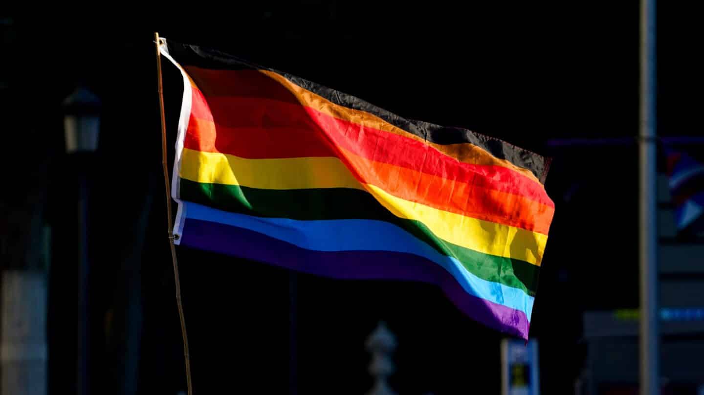 La bandera LGTBI durante una manifestación centrada en el colectivo trans.