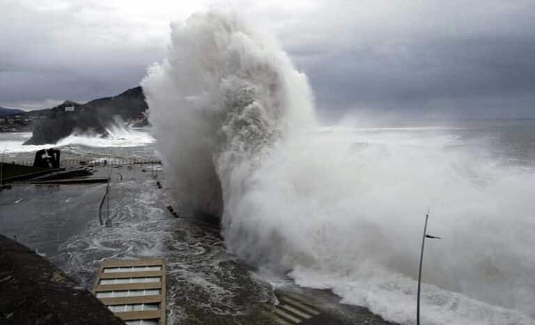 Cuatro provincias en riesgo por viento y olas mientras las máximas bajan notablemente