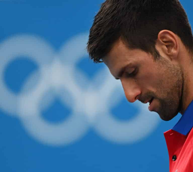 La herida olímpica de Djokovic no sutura: adiós al "golden slam"