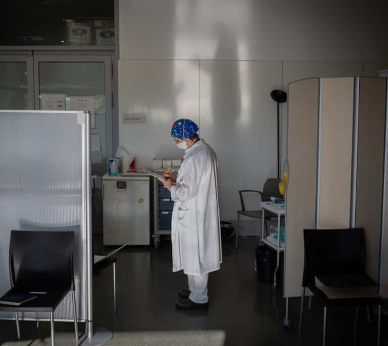 España cuenta con 100.000 sanitarios más que en la primera ola para enfrentarse a ómicron