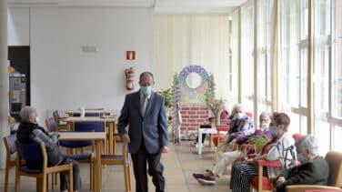 Europa avisa del riesgo de brotes de Covid en residencias por el auge de la pandemia
