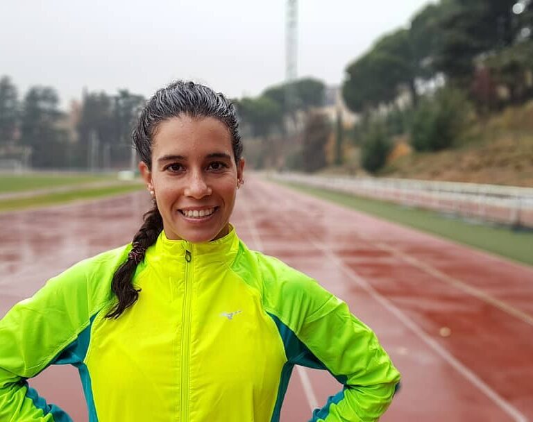 Miriam Casillas, la doctora que acabó en el triatlón por una escoliosis