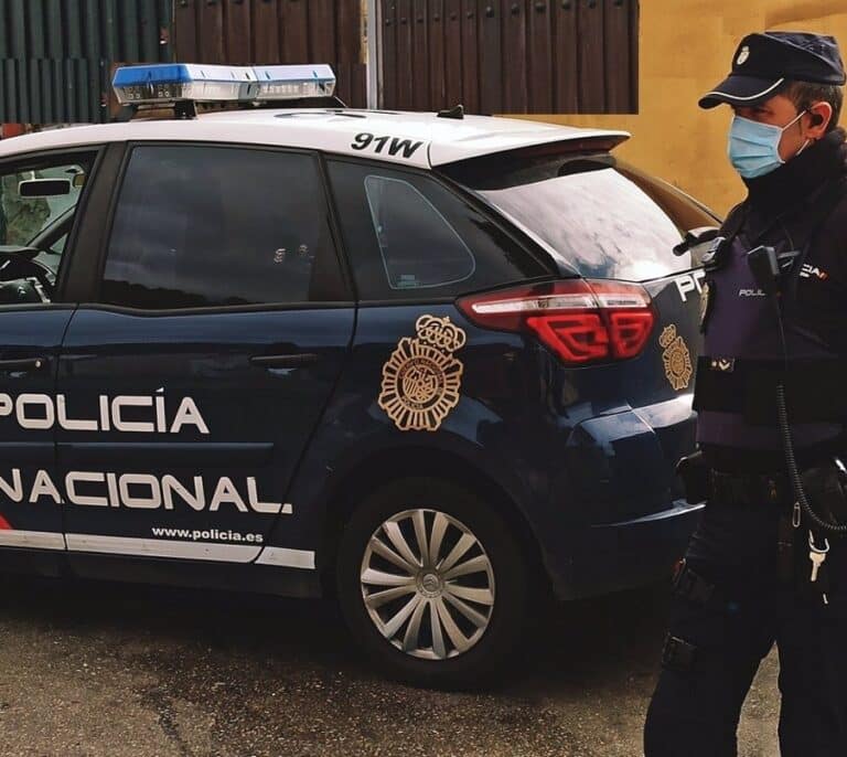 Un policía evita que un joven se lance al vacío por la ventana del salón de su casa