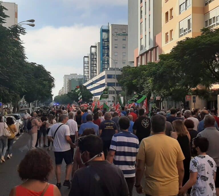 Más de 2.000 personas se manifiestan contra el cierre de Airbus en Puerto Real