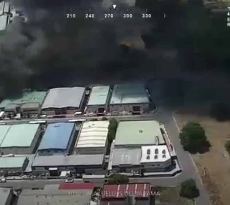 Aparatoso incendio en una nave industrial de Paracuellos de Jarama