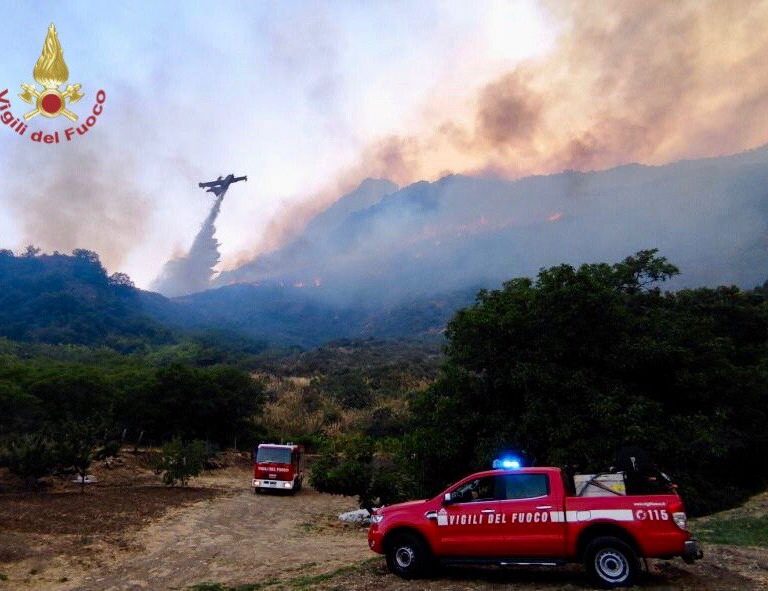 Más de 160 incendios cubren el cielo de Sicilia de humo y cenizas