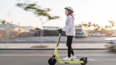 Un nuevo sistema detecta la conducción de patinetes por la acera y los detiene en tiempo real