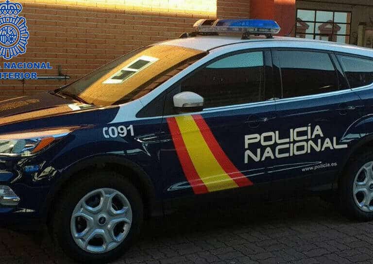 Detenido un hombre por el asesinato de su expareja y la caída de su hija de 13 años desde una ventana al patio interior