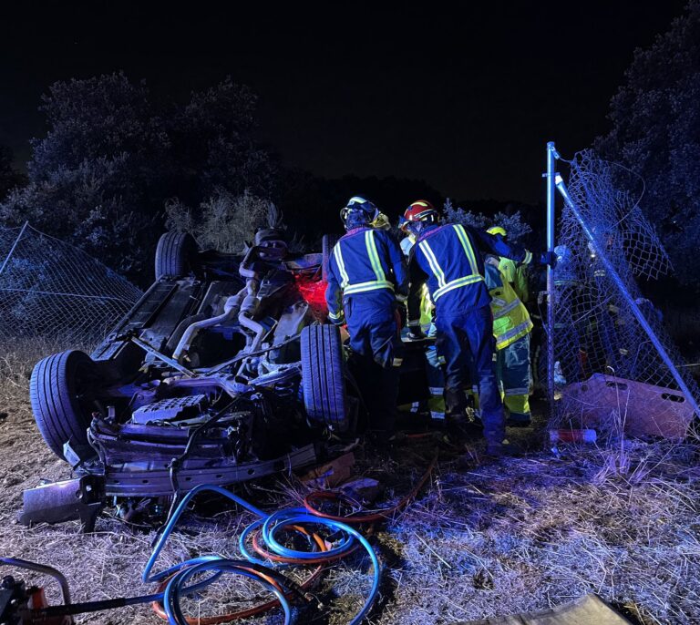 Muere un joven tras salirse su coche de la carretera en Valdemorillo