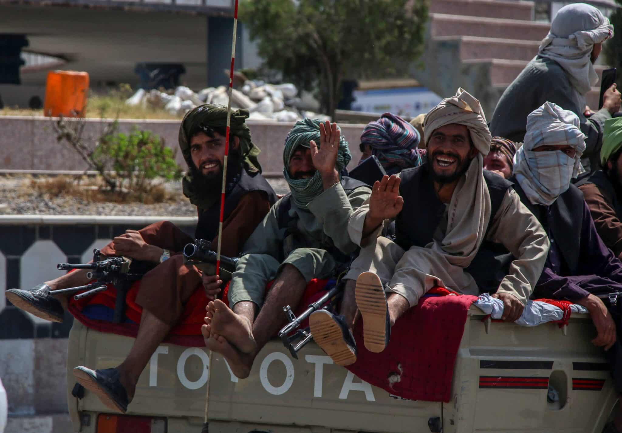Varios talibanes en una furgoneta en Kandahar, su bastión