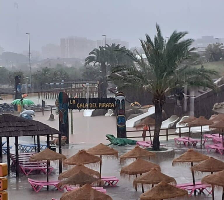 Una tromba de agua inunda Benicasim