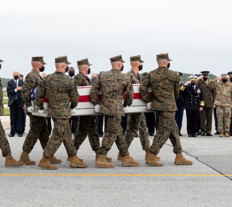 Biden recibe los féretros de los 13 militares fallecidos en el atentado de Kabul