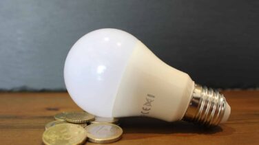 El precio de la luz frena su tendencia a la baja y este lunes ascenderá hasta los 132,65 euros por megavatio hora