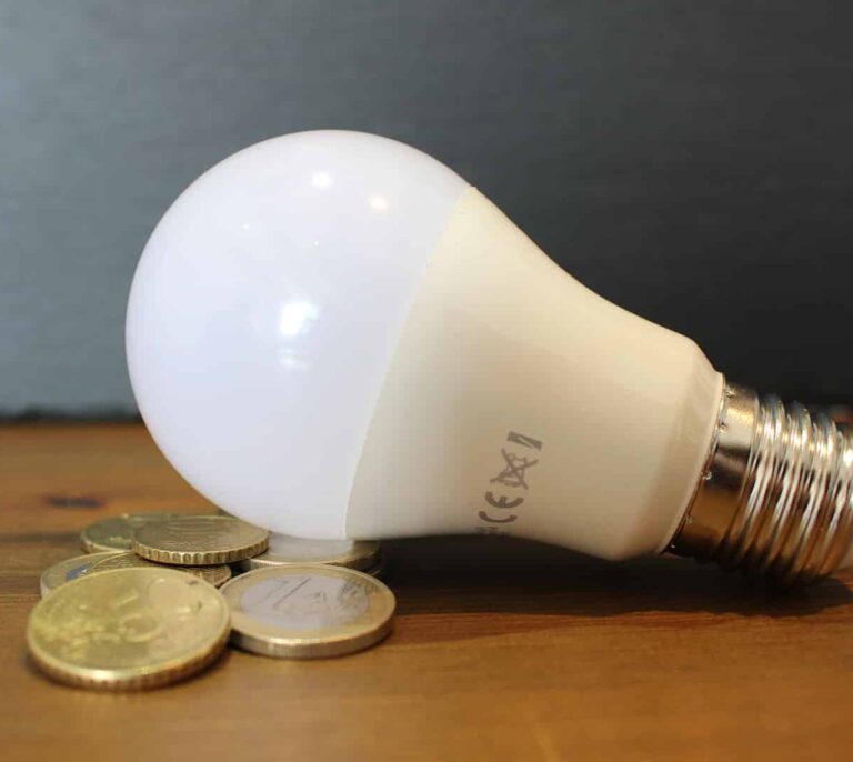 El precio de la luz frena su tendencia a la baja y este lunes ascenderá hasta los 132,65 euros por megavatio hora