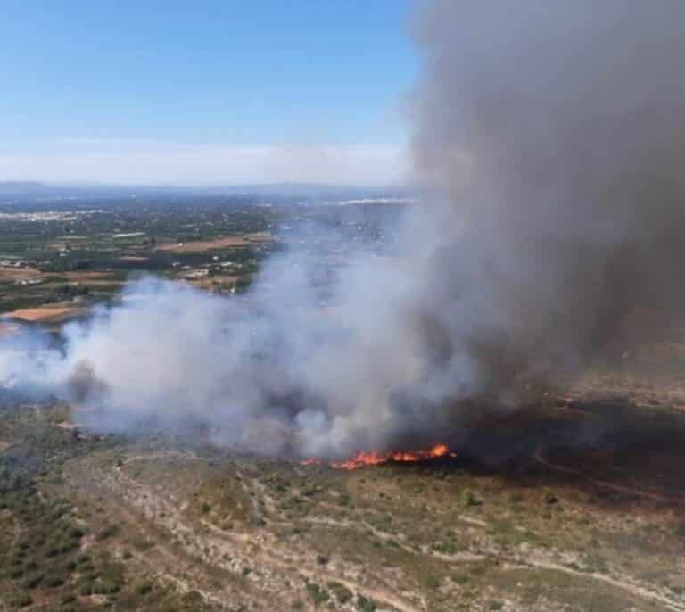 Un incendio forestal en Valencia obliga a desalojar dos urbanizaciones